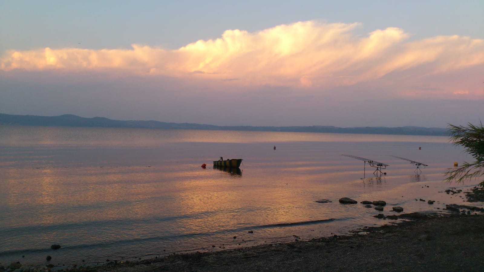 Lago al tramonto, pesca e barca