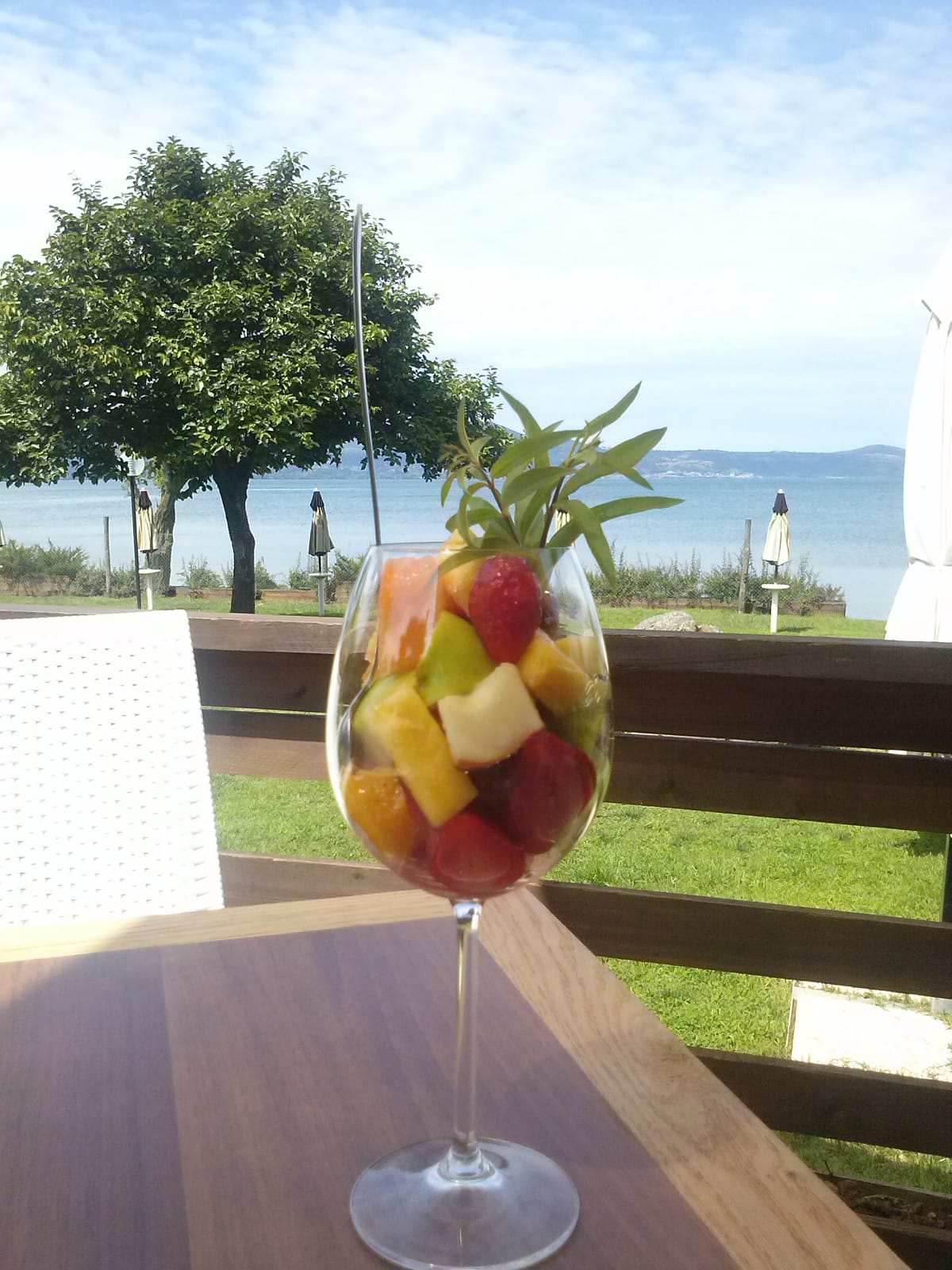 Gastronomia in spiaggia, macedonia e vista lago