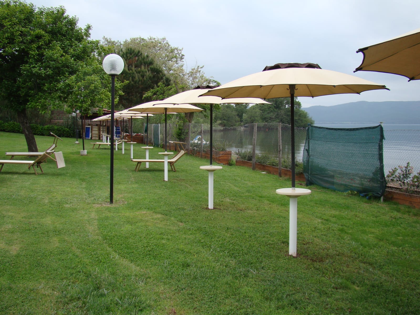 Area relax con ombrelloni e lago